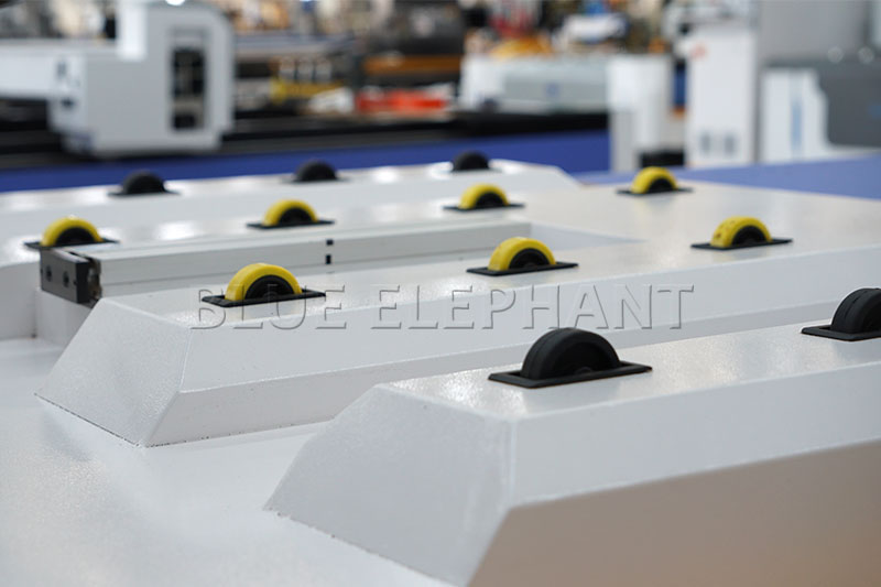 四工序開(kāi)料機(jī)帶自動(dòng)上下料平臺(tái)