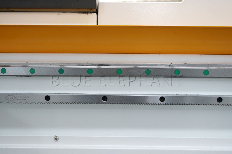 四工序開(kāi)料機(jī)帶自動(dòng)上下料平臺(tái)